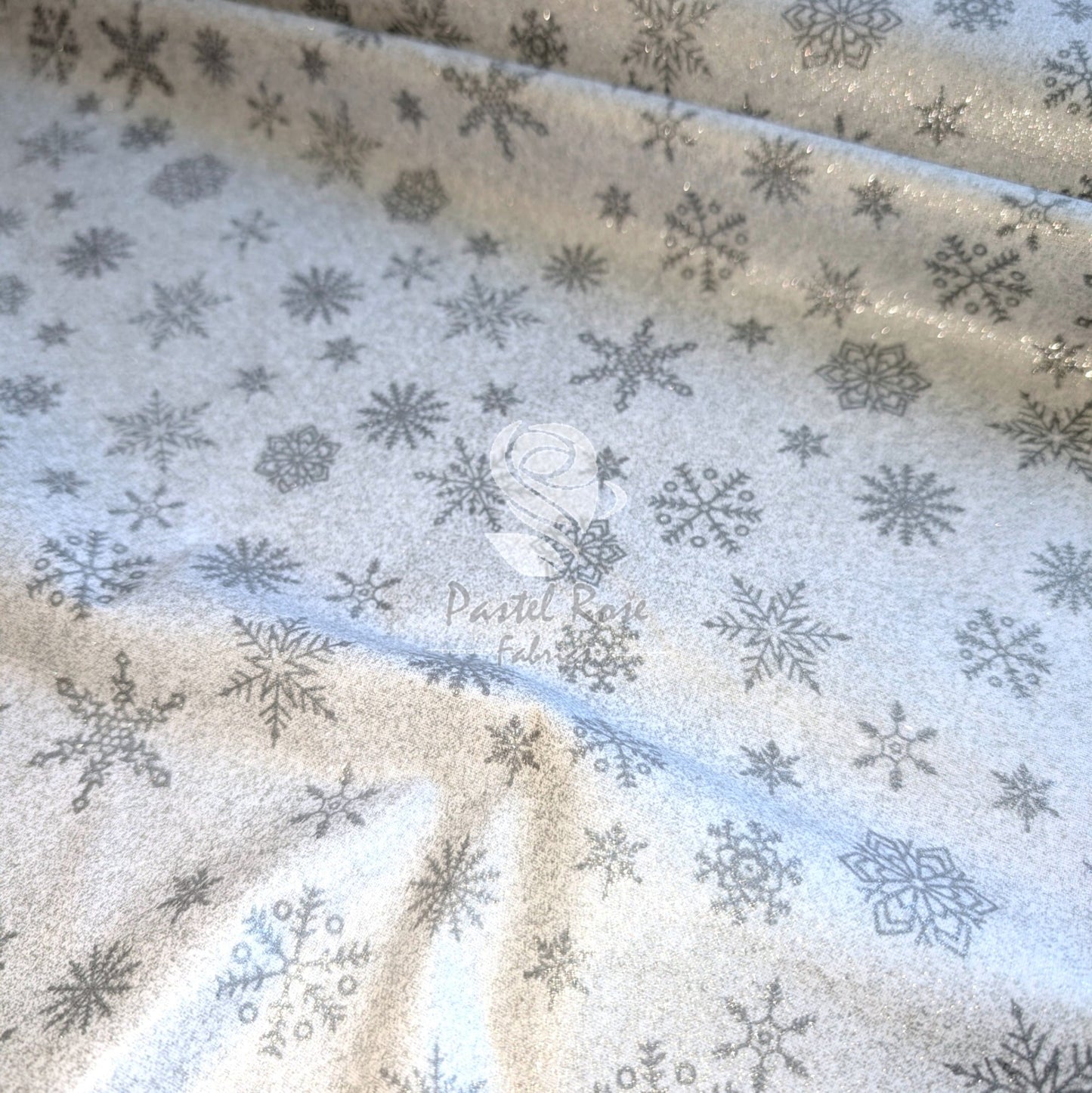 Glitzernde, gefrostete Schneeflocken, 100 % Baumwollstoff, halbmeterweise, John Louden | 110 cm breit