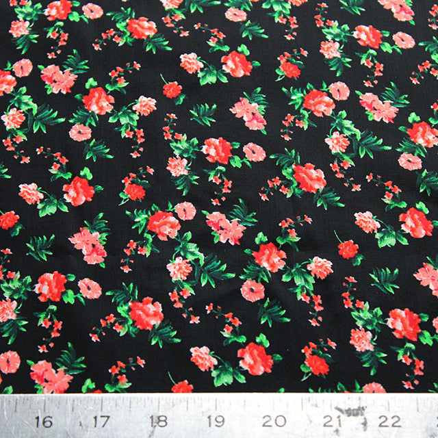 Pfirsichroter floraler Viskosestoff am laufenden Meter | 140 cm breit